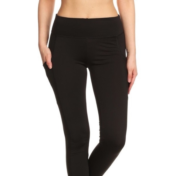 High waisted black leggings with pockets! - Picture 2 of 6